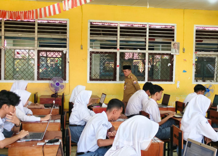 Tinjau Pelaksanaan TKA Perdana di SMAN 8 Kota Jambi, Al Haris : Untuk Ukur Kemampuan Siswa dan Kualitas Guru