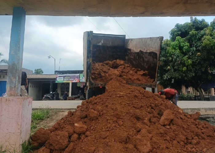 PT Bumi Eka Permai Bantu Penimbunan Jalan Menuju SDN Desa Puding Muaro Jambi