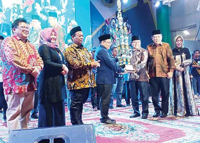 Bahagia, Rektor Terima Langsung Piala Juara Umum PKM III PTKIN se-Sumatra dan PTI se-Asia Tenggara