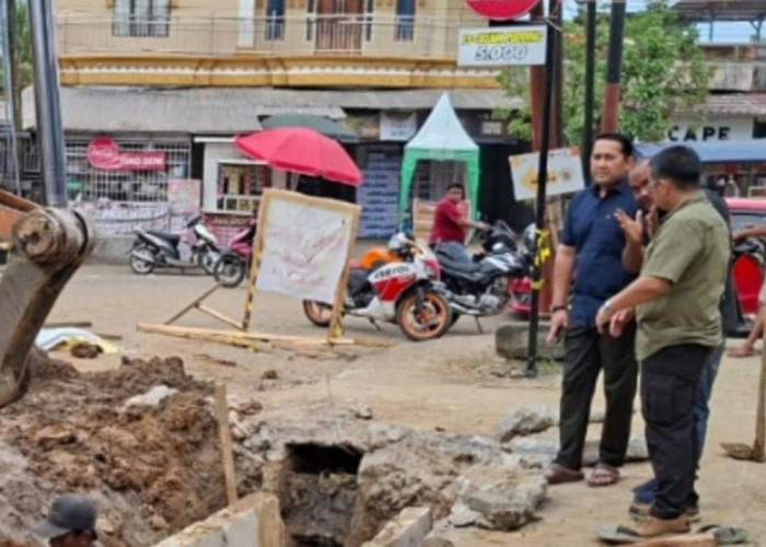 Sidak Jalan Orang Kayo Hitam, Bupati M. Syukur Geleng Kepala Temukan Drainase Jadi Septic Tank