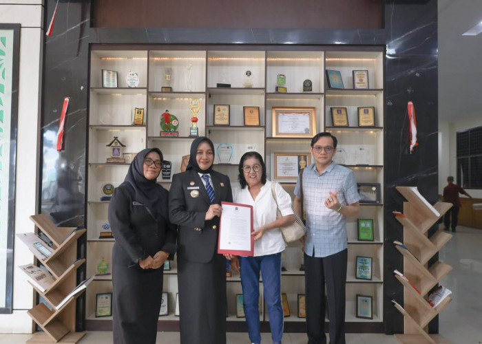Wujud Kepastian Hukum, Kanwil Kemenkum Jambi Serahkan Keputusan Status Kewarganegaraan RI