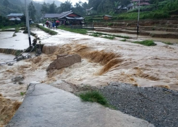 Dampak Bencana Banjir, Jalan Agam-Limapuluh Kota Terputus