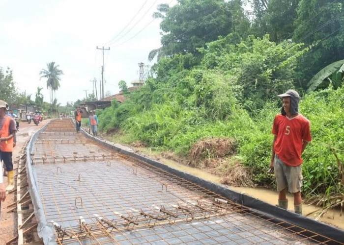 Bupati BBS Tinjau Pembangunan Jalan di Sungai Gelam