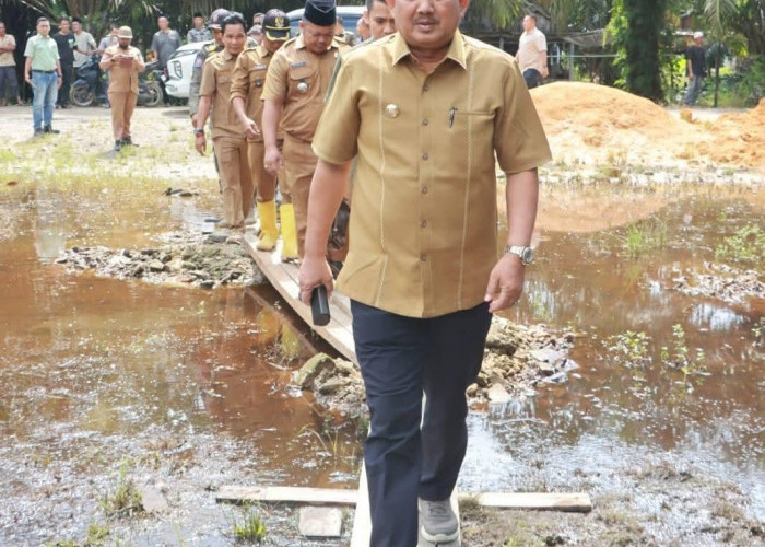 Bupati Anwar Sadat Tinjau Korban Banjir dan Salurkan Bantuan di Betara