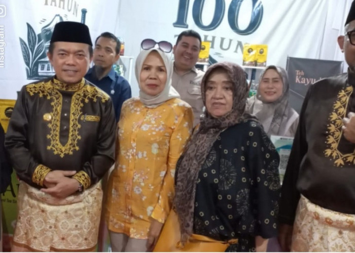 Jambi Expo 2026, Gubenur dan Bupati Minum Teh kayu Aro di Gerai Teh PTPN
