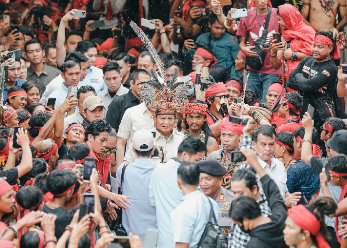 Hadir di Pontianak, Prabowo Disambut Meriah Tarian Baras Banyu dan Disematkan Topi Adat Dayak