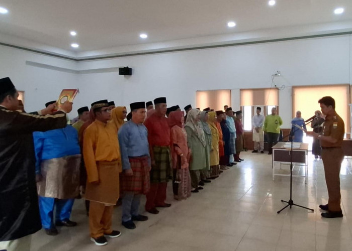 Pj Bupati Raden Najmi Lantik Puluhan Kepsek