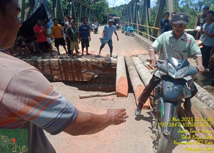 Dinas PUPR Provinsi Jambi Langsung Kirim Peralatan Lengkap Tangani Jalan Amblas Padang Lamo