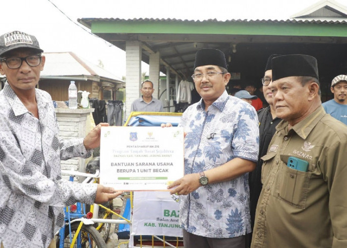 Bupati Anwar Sadat Salurkan Bantuan Musibah dan Sosial di Tiga Kecamatan Tanjab Barat