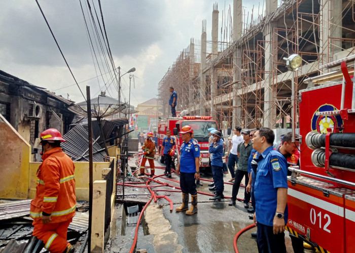 Delapan Rumah Dinas Polda Jambi di Jalan Sudirman Hangus Terbakar