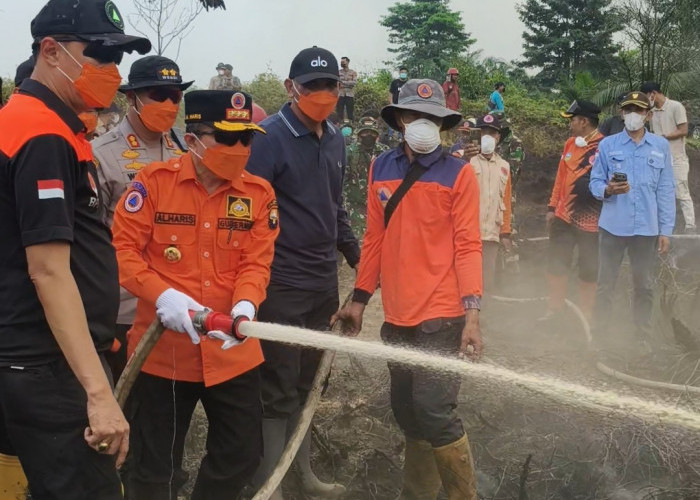 Al Haris Turun ke Sarolangun Pastikan Karhutla Ditangani, Minta Waterbombing untuk Pendinginan