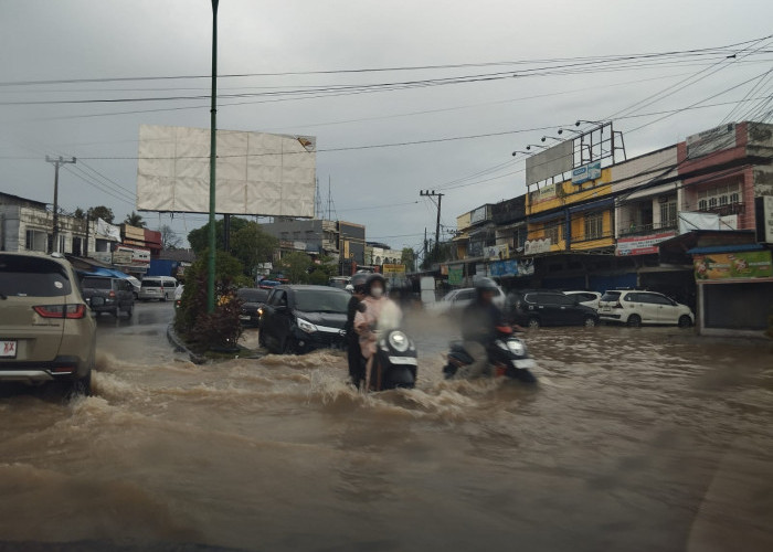 Kota Jambi Diguyur Hujan Deras, Jalanan Banjir Hingga Macet Parah