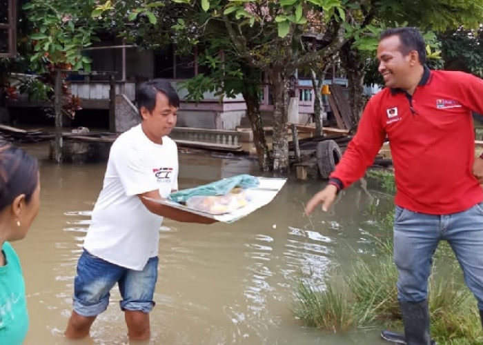 Peduli Sesama, Relawan Paizal Kadni Salurkan Bantuan untuk Korban Banjir 