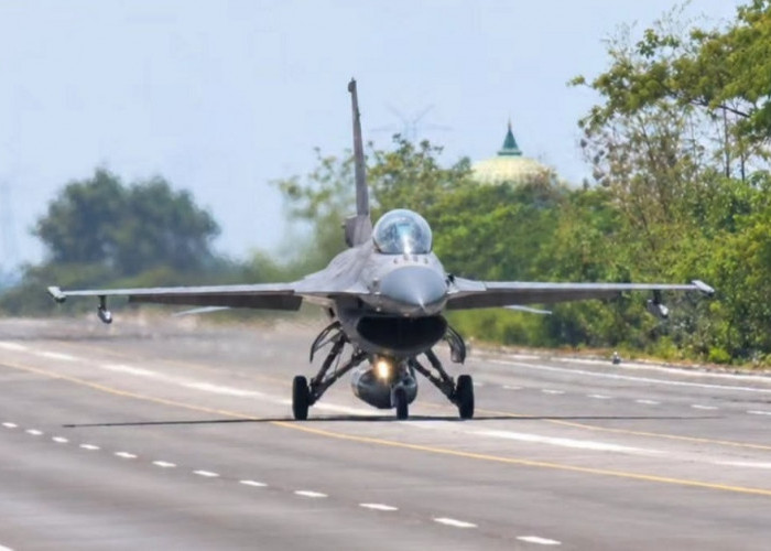 Uji Coba Landasan Darurat Pesawat Tempur TNI AU Sukses Digelar di Jalan Tol Pasuruan–Probolinggo 