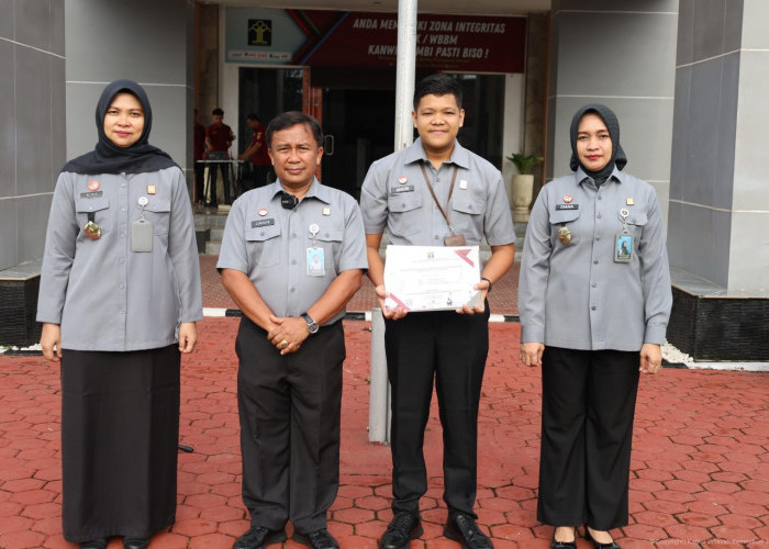 Apel Pagi Pasca Cuti Bersama Idul fitri 1447 H, Kakanwil Kemenkum Jambi Berikan Penghargaan Pegawai Teladan