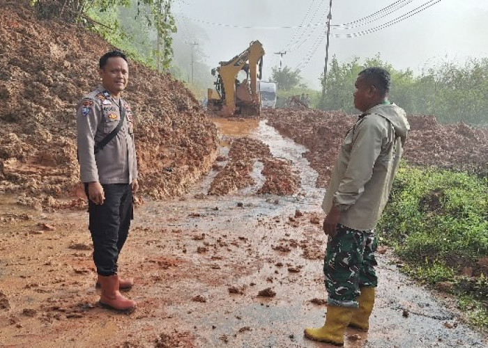 Longsor di Muara Hemat Lumpuhkan Jalur Kerinci–Bangko