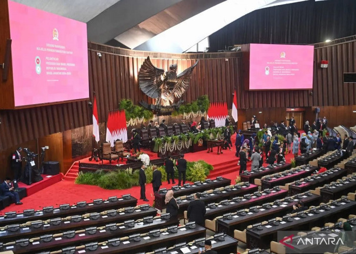 Berbalut Setelan Jas Dan Kain Tradisional Betawi, Prabowo Dan Gibran Mengucapkan Sumpah Jabatan