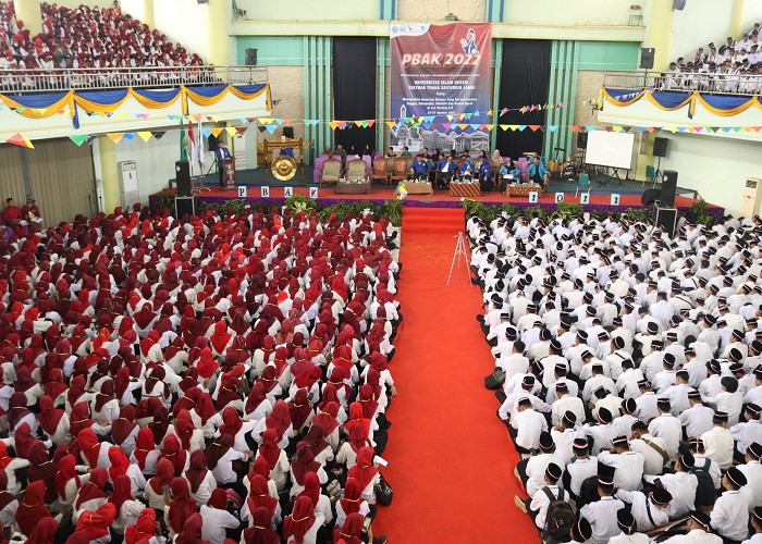 Spektakuler PBAK UIN Sutha, Rektor Sambut 3.200 Mahasiswa Baru Hadir di Kampus Rangking Dunia