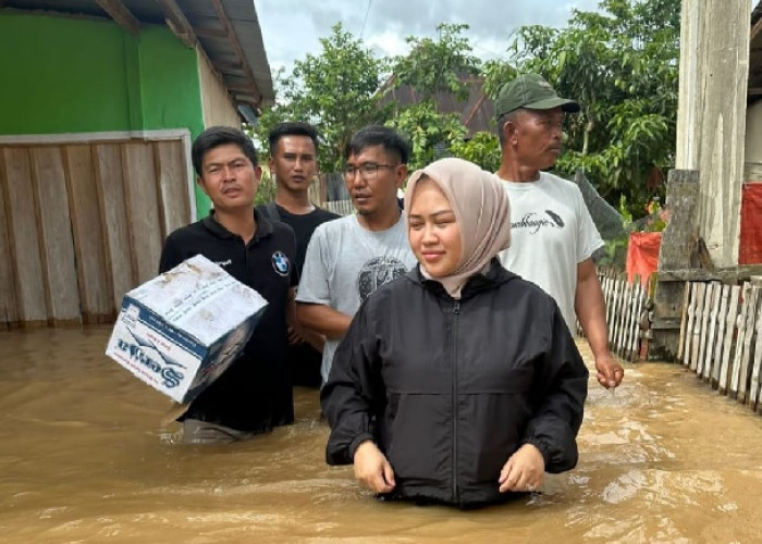 Peduli Banjir, Meisy Temui dan Salurkan Bantuan Makanan untuk Para Korban