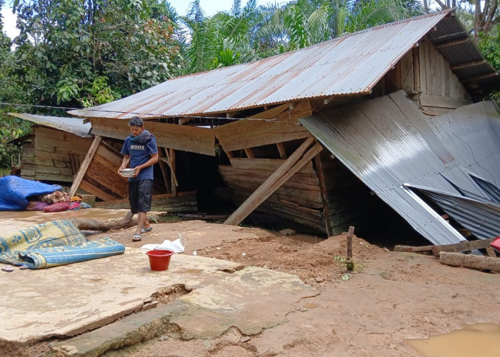 Diterjang Banjir Bah, Satu Rumah Warga di Ujung Tanjung Roboh