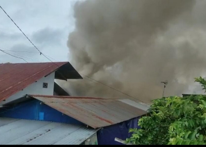 Satu Unit Rumah Didekat SMAN 3 Kota Jambi Terbakar