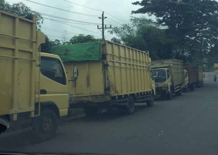 CUEK! 40 Truk Angkutan Batu Bara Tetap 'Nongkrong' dari Gerbang CitraRaya Sampai Batas Kota Jambi