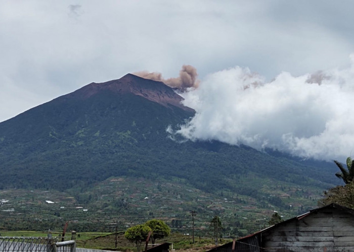 BREAKING NEWS: Siang Ini Gunung Kerinci Semburkan Abu Vulkanik Setinggi 200 meter