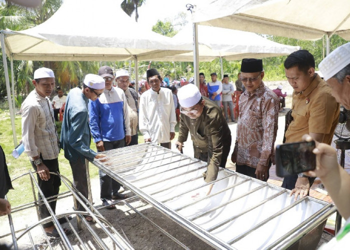 Bupati Anwar Sadat Serahkan Bantuan Fasilitas Pemulasaran Jenazah di Desa Tungkal I