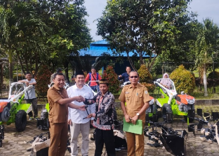 Sekda Apresiasi Bantuan Traktor Roda Dua Rotary dari SKK Migas - PetroChina Untuk Kelompok Tani di Tanjatim