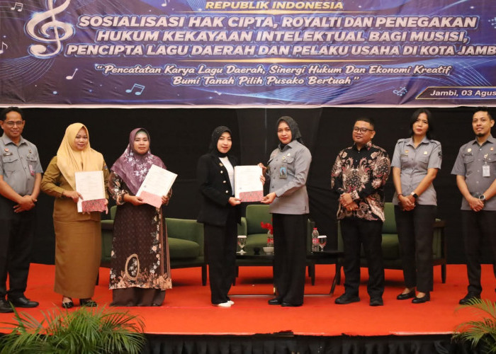 Fasilitasi Hak Cipta, Kanwil Kemenkum Jambi Serahkan Empat Surat Pencatatan Ciptaan kepada Pencipta Lagu