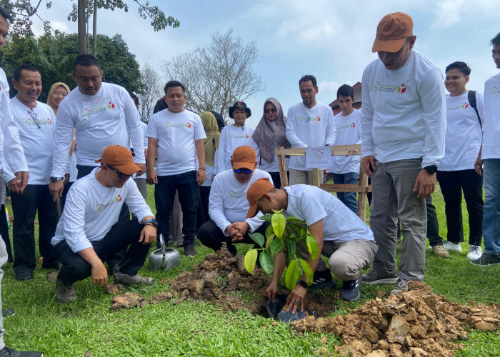 Tanam Pohon Integritas, Ketua Bawaslu Batanghari Sampaikan Filosofi dari Pohon Manggis