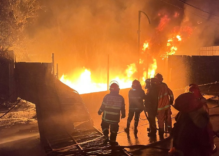Gudang Minyak di Kotabaru Terbakar , Lima Kendaraan Hangus