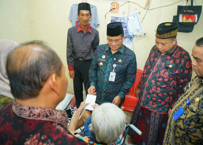 Dramatis! Momen Penyerahan Kursi Roda di Tengah Hujan Bikin Warga Menangis