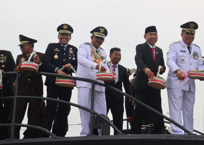 Upacara Detik-Detik Proklamasi HUT ke-81 RI Digelar di Atas Kapal Bea Cukai di Perairan Pengabuan