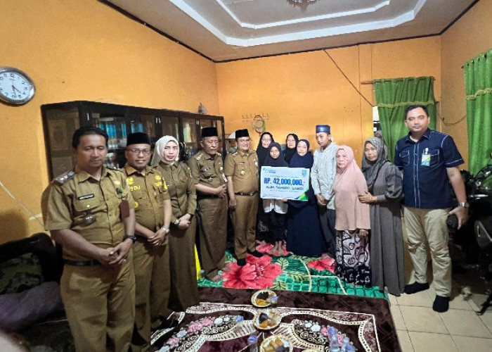 Pemkot Jambi Serahkan Santunan BPJS Ketenagakerjaan kepada Ahli Waris Ustadz Syamsul Bahri