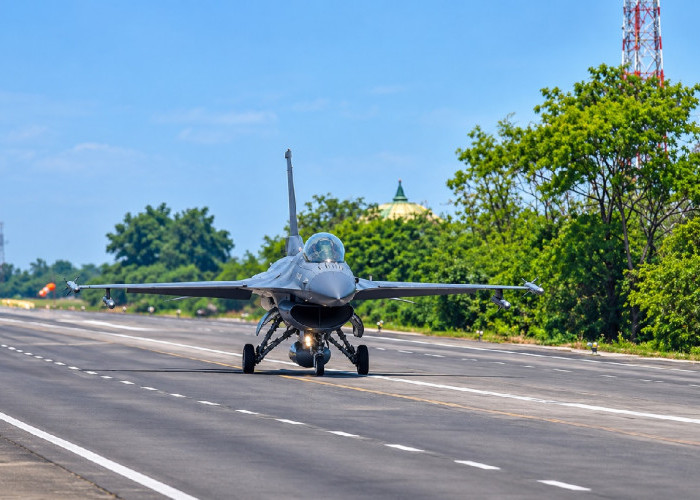 4 Pesawat Tempur TNI AU Sukses Uji Pendaratan Darurat di Tol Pasuruan–Probolinggo