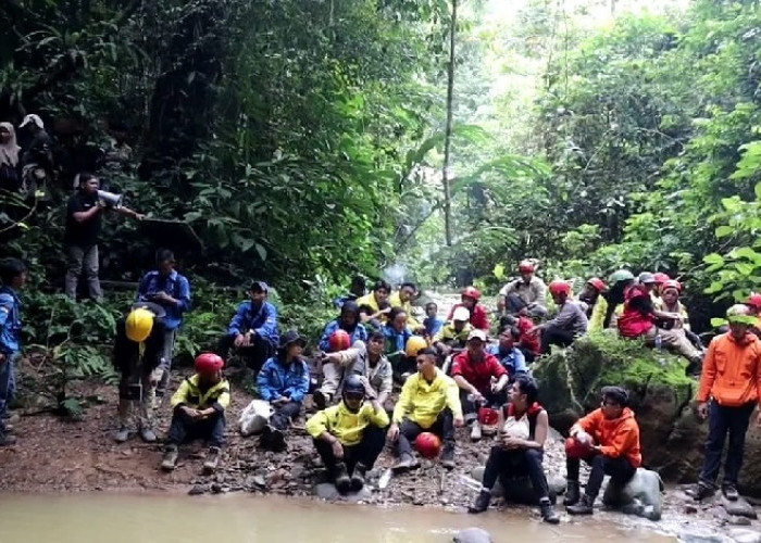 54 Mahasiswa Geologi Takjub Dengan Goa Sengering di Merangin