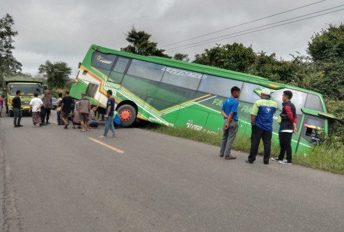 Mobil Jama'ah Haji Asal Merangin Tergelincir di Aur Gading