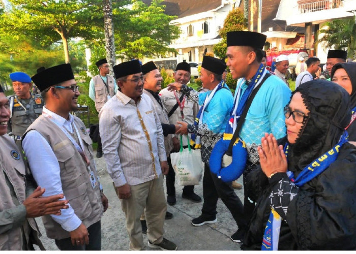 Bupati Anwar Sadat Lepas 105 Jemaah Haji Kloter 24 Tanjab Barat, Titip Doa untuk Daerah