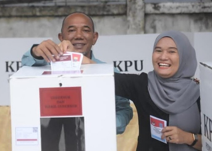 Pj Bupati Merangin dan Istri Gunakan Hak Pilihnya di TPS 04