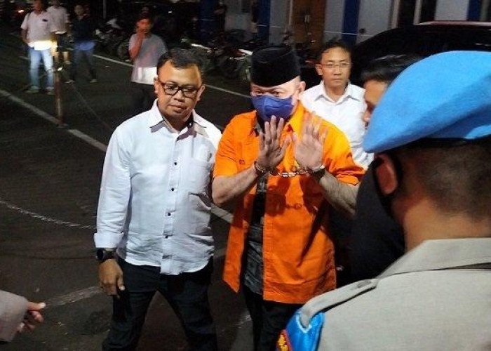 Irjen Teddy Minahasa Resmi Pakai Baju Tahanan dengan Tangan Diborgol