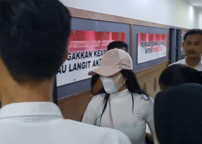 Dinar Candy Masih Jalani Pemeriksaan, Gunakan Topi dan Masker 