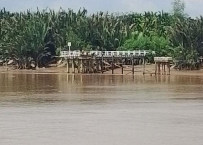Jembatan Sungai Landak Ambruk, Dua Pekerja Diduga Tenggelam