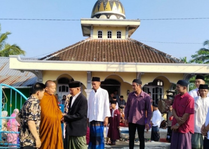 Momen Idul Fitri, Belajar Toleranasi di Desa Kalimanggis