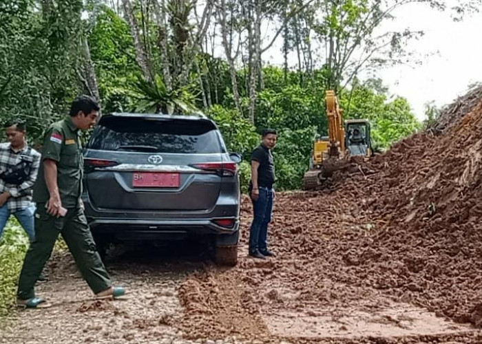 Longsor, Wabup Merangin Langsung Turun Sampai Jalan Kembali Lancar