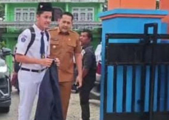 Teladan bagi Para Ayah, Bupati Merangin H M Syukur Antar Langsung Putranya di Hari Pertama Sekolah