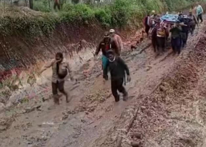 Jalan Rusak, Warga Kerinci Tandu Jenazah Sejauh 10 Km