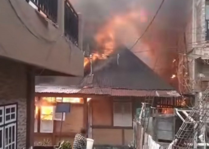 Ditinggal Berjualan, Dua Rumah di Pasar Baru Sungai Penuh Terbakar