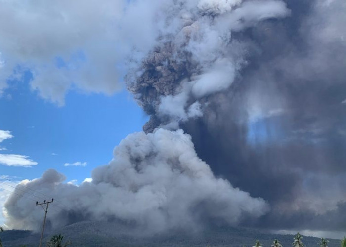 Menjelang Siang Hari, Gunung Lewotobi Laki-laki Kembali Erupsi Setinggi 5.000 Meter 