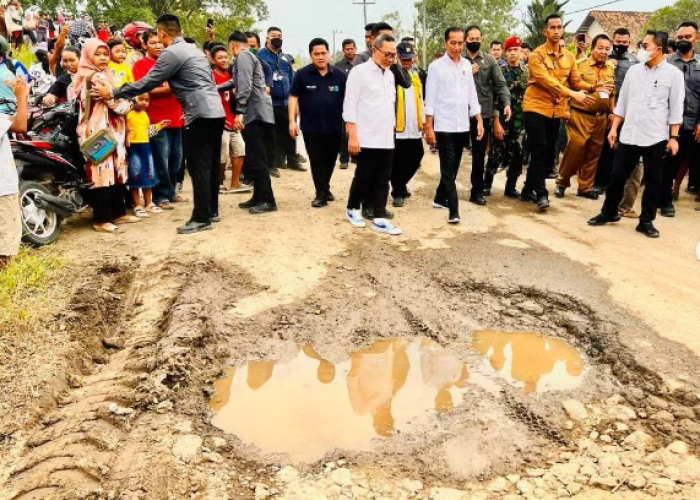 Foto Lengkap Presiden Jokowi Terobos Jalan Rusak Lampung 